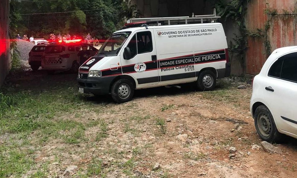 Homem é encontrado morto em porta-malas de carro abandonado em Caraguatatuba