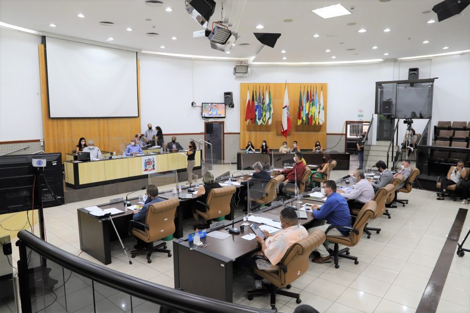 Aumento do salários dos servidores da Câmara de Jacareí pode chegar a 60%. O gasto extra anual vai chegar a R$ 541.987,77 além do que o legislativo gasta atualmente com a folha de pagamento no ano.
