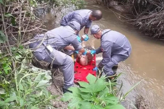 Idoso é resgatado dentro de Rio em Taubaté