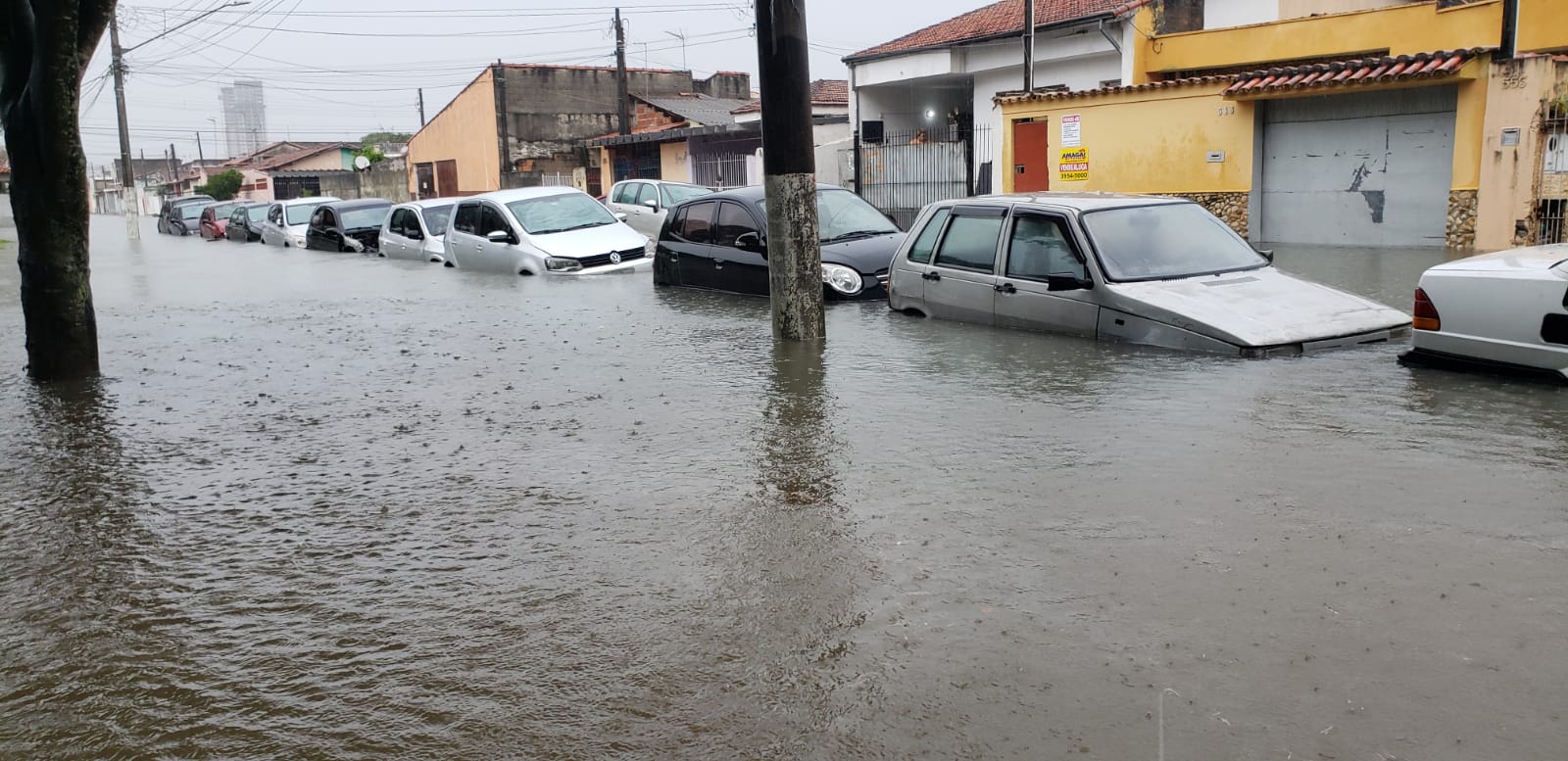 Chuvas em Jacareí alagam 54 ruas, causam deslizamentos de terra e queda de muros e árvores