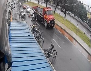 Motociclista é jogada contra roda de caminhão em Taubaté e sai ilesa
