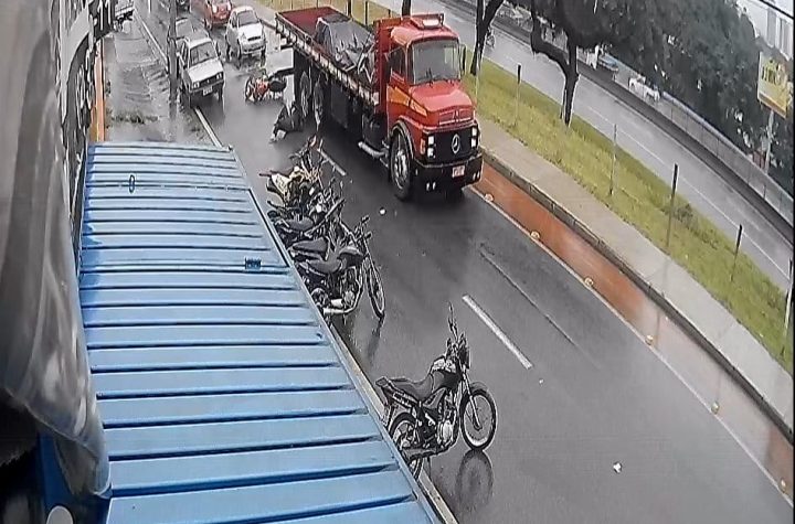 Motociclista é jogada contra roda de caminhão em Taubaté e sai ilesa