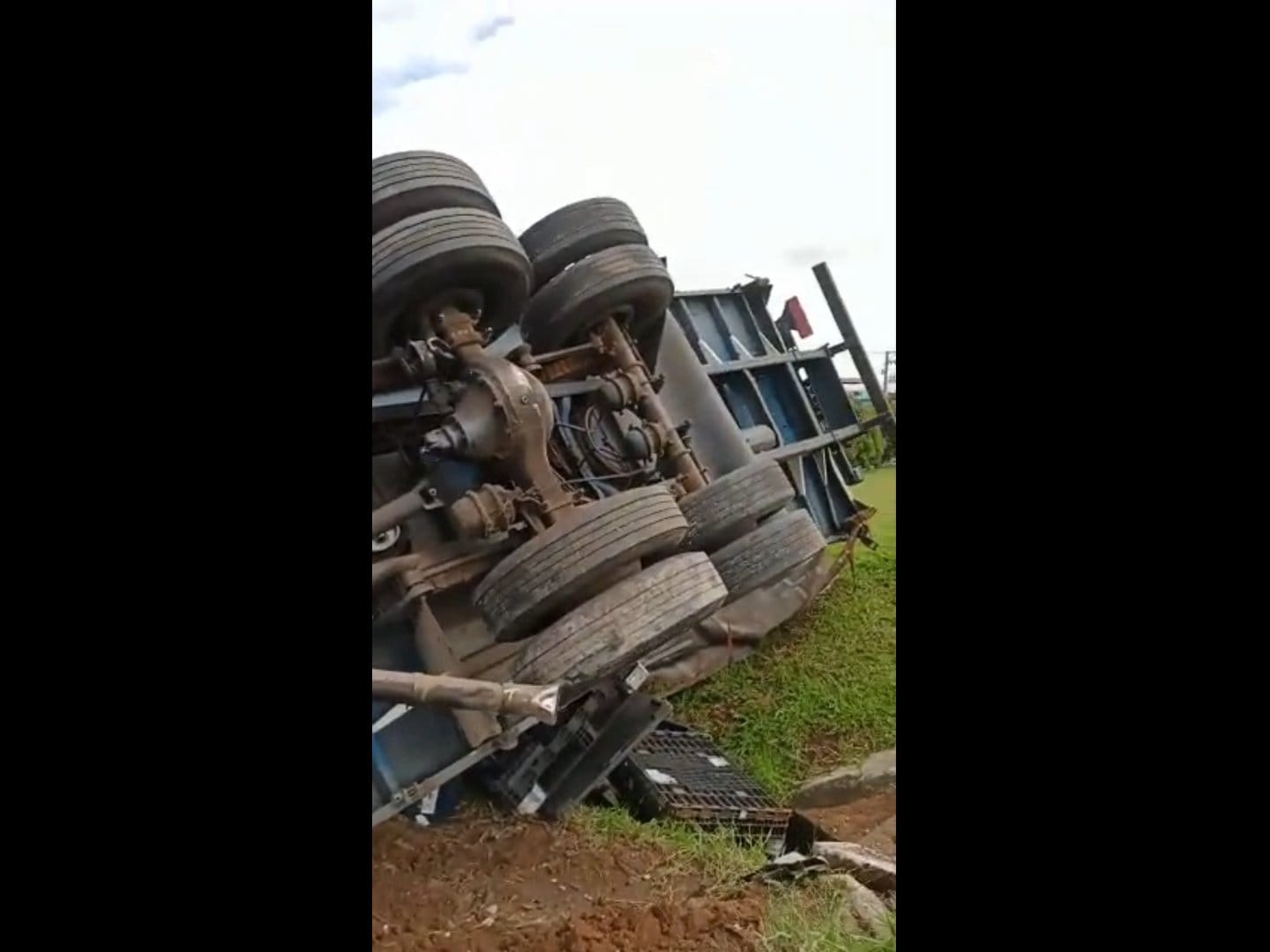 Caminhão tomba na Via Dutra em Taubaté e motorista sai ileso
