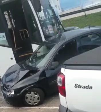Engavetamento entre um ônibus e seis carros deixa uma pessoa ferida em São José dos Campos