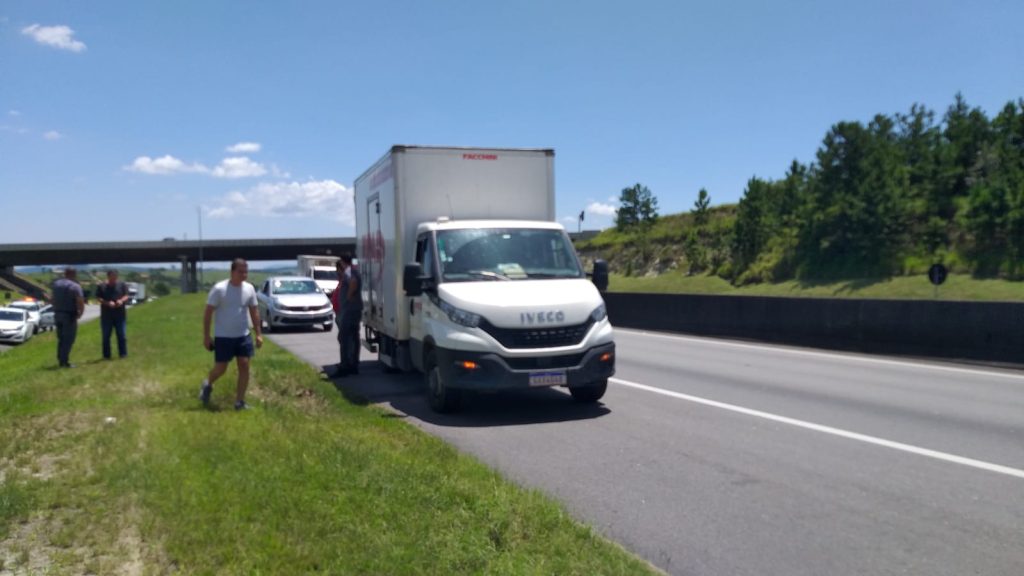 Criminosos roubam armamentos e munição de caminhão na Via Dutra em Jacareí