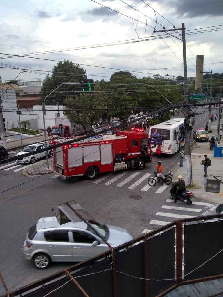 Mulher morre e homem fica ferido em acidente com ônibus em Taubaté 1 Mulher morre e homem fica ferido em acidente com ônibus em Taubaté