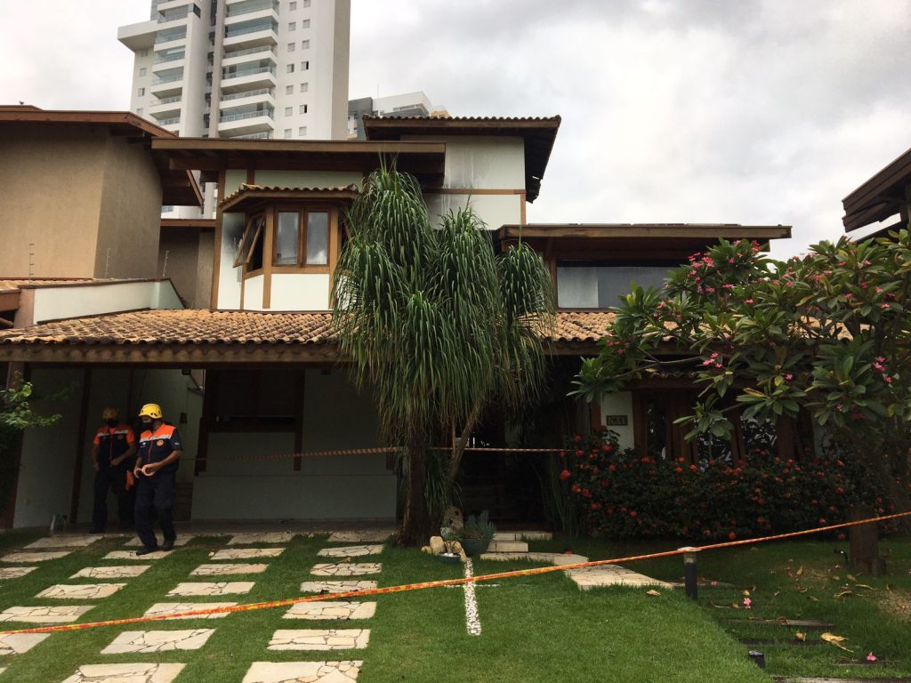 Defesa Civil de Taubaté interdita casa, em condomínio de luxo, que pegou fogo 6 WhatsApp Image 2022 02 16 at 08.25.22
