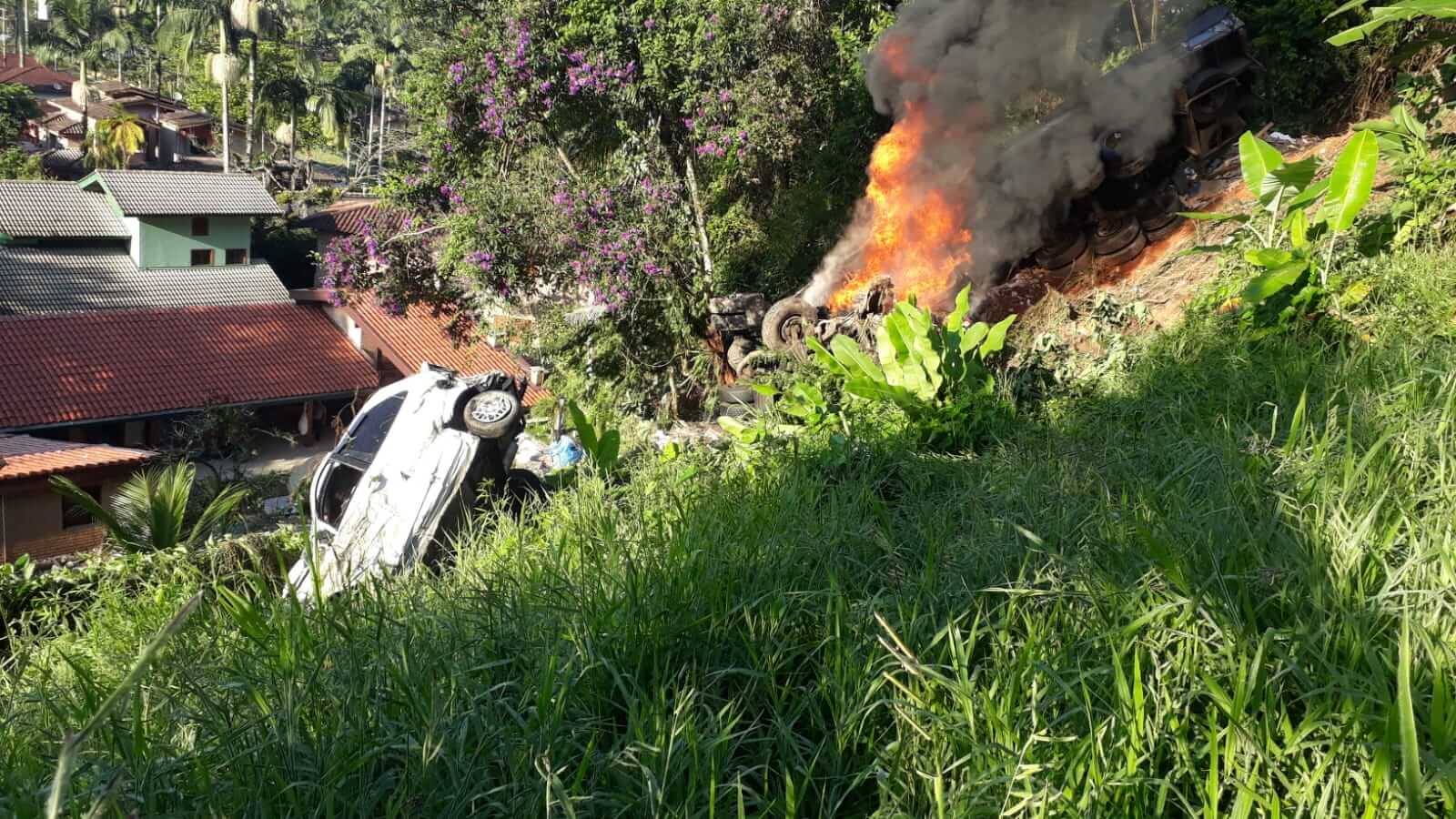 caminhao-e-dois-carros-caem-em-ribanceira-em-ubatuba-um-morre-e-dois-ficam-feridos