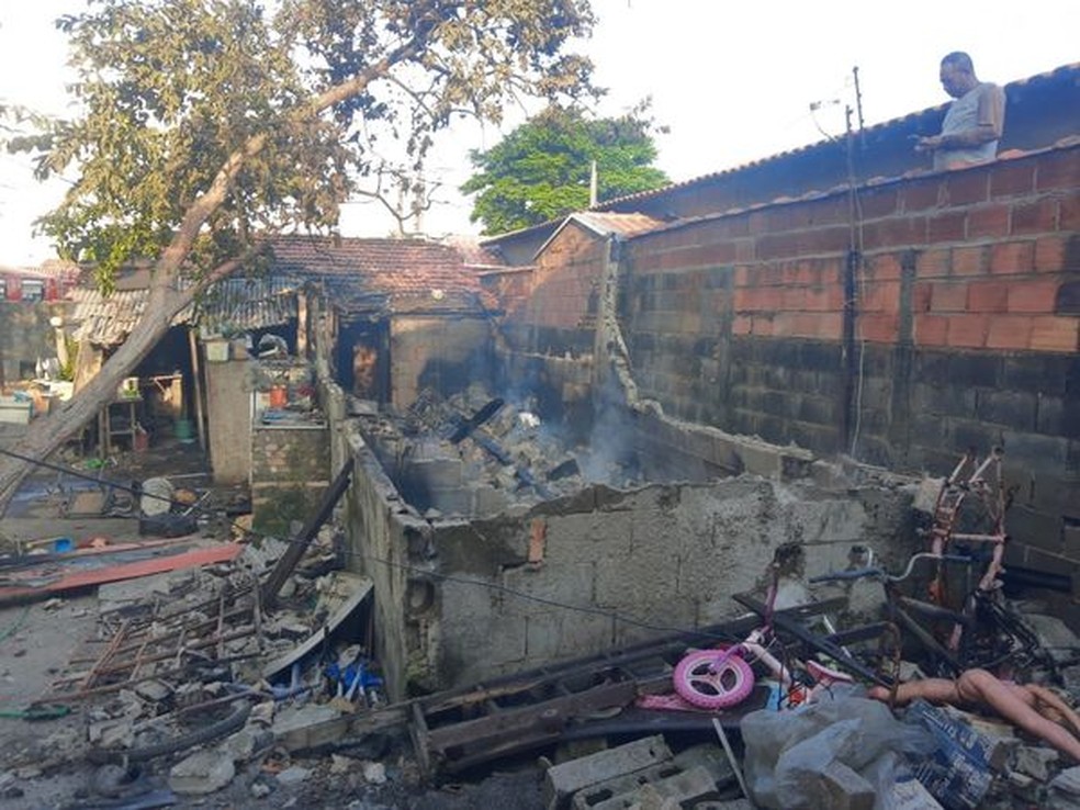 Criança brinca com fósforo e coloca fogo na casa em Taubaté