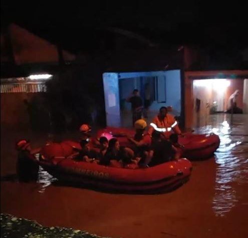 Temporal em Jacareí alaga ruas do centro e vários bairros e pessoas ilhadas precisam ser resgatadas
