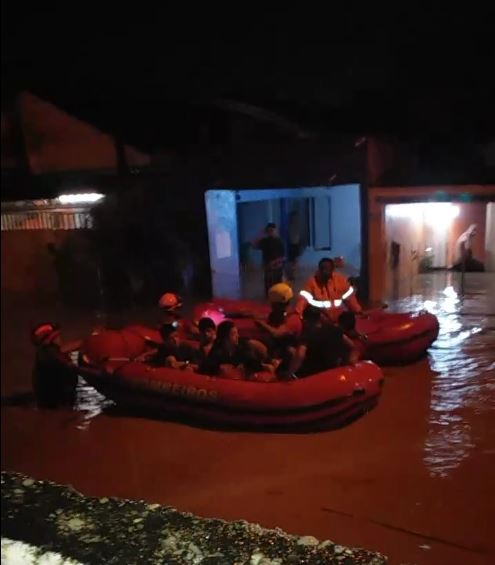 Temporal em Jacareí alaga ruas do centro e vários bairros e pessoas ilhadas precisam ser resgatadas