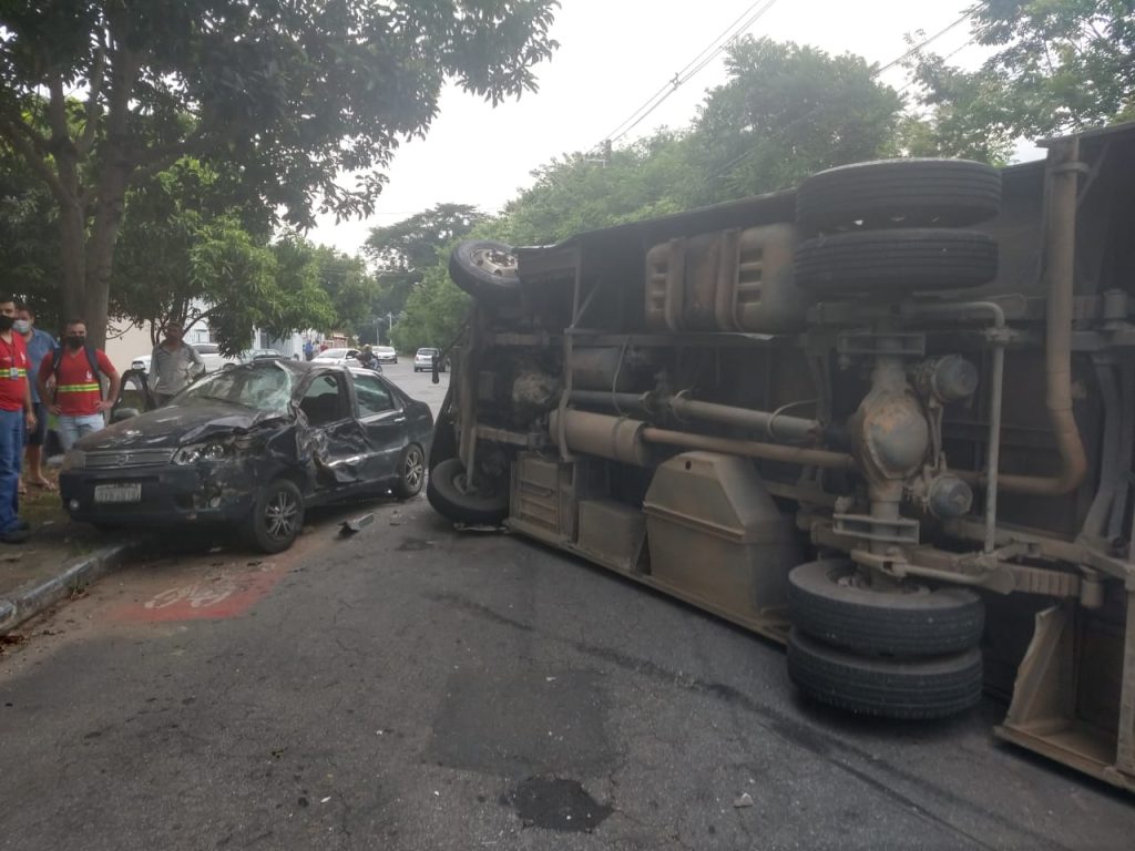 Acidente na Estrada do Atanásio em Pindamonhangaba deixa dois feridos 2 estrada-do-atanasio-em-pindamonhangaba