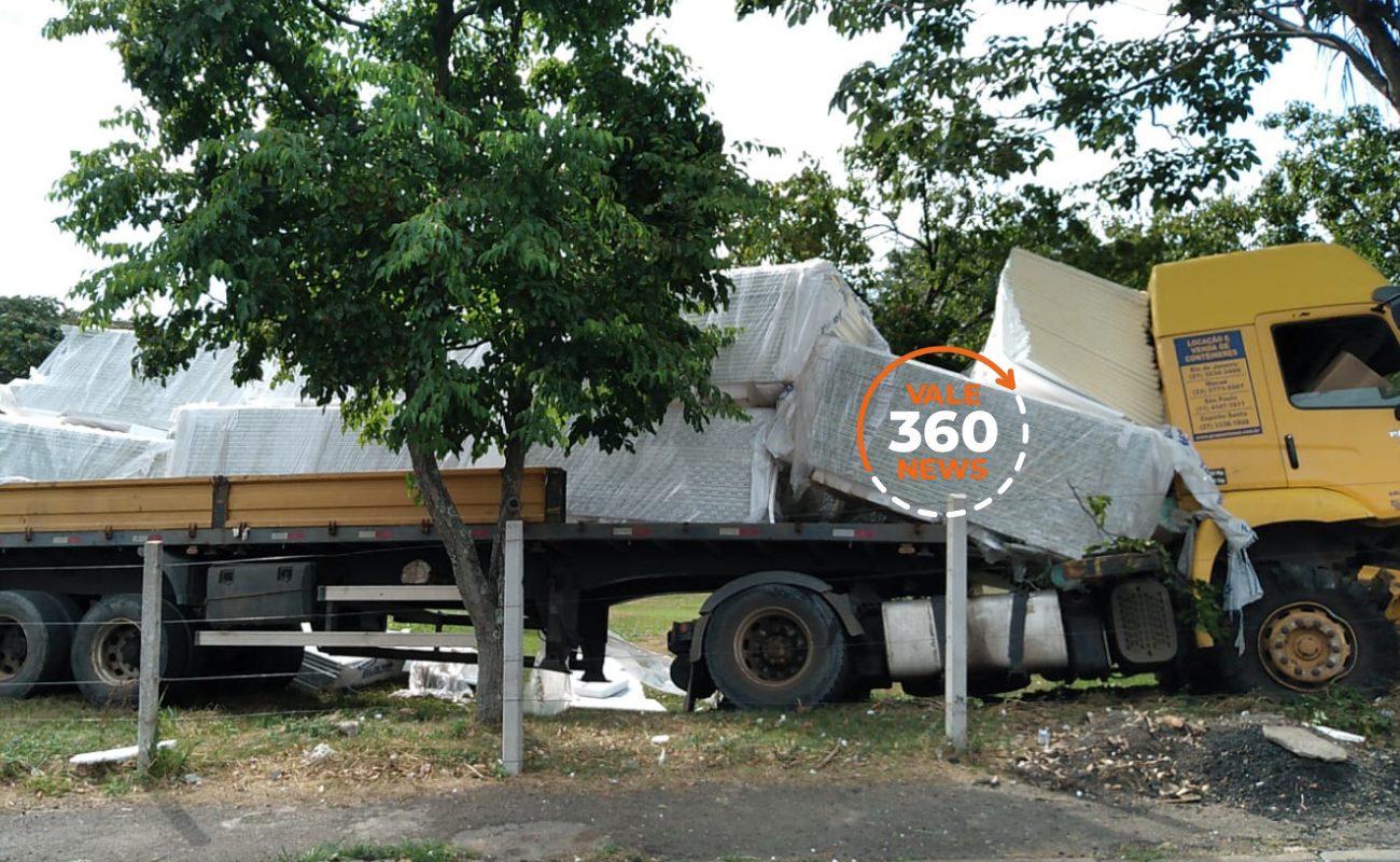 Pneu de carreta estoura na Via Dutra, em Taubaté, e veículo bate em árvore