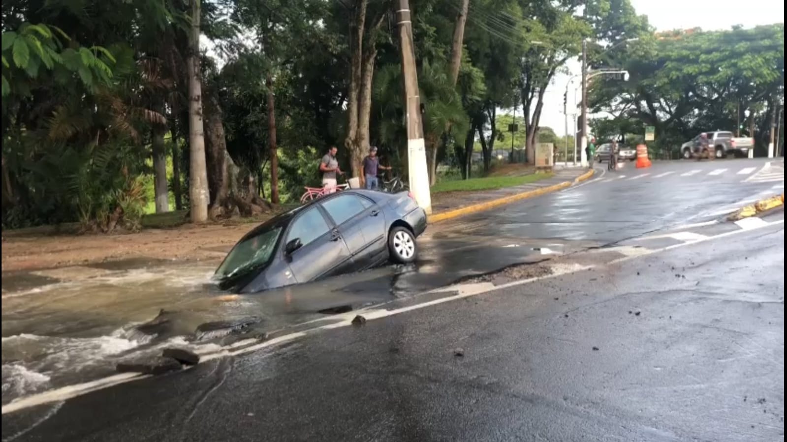 VÍDEO: Carro é engolido por Cratera em Jacareí