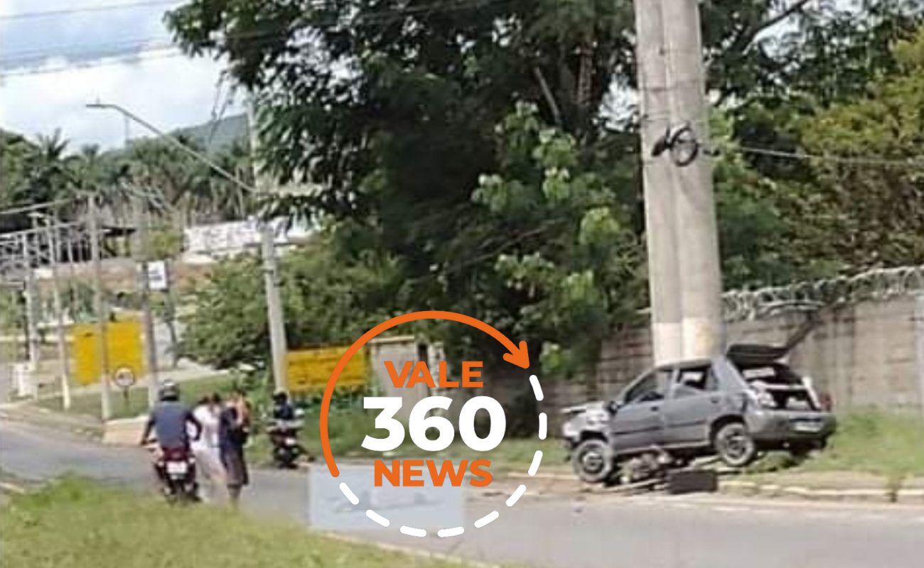 Mulher é arremessada para fora do carro e bebê fica ferido em acidente na Rodovia Oswaldo Cruz em Taubaté