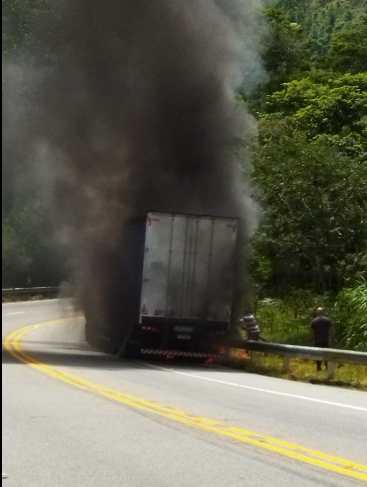 Caminhão capota, atinge três carros e deixa sete feridos na rodovia Floriano Rodrigues Pinheiro 2 rodovia-floriano-rodrigues-pinheiro
