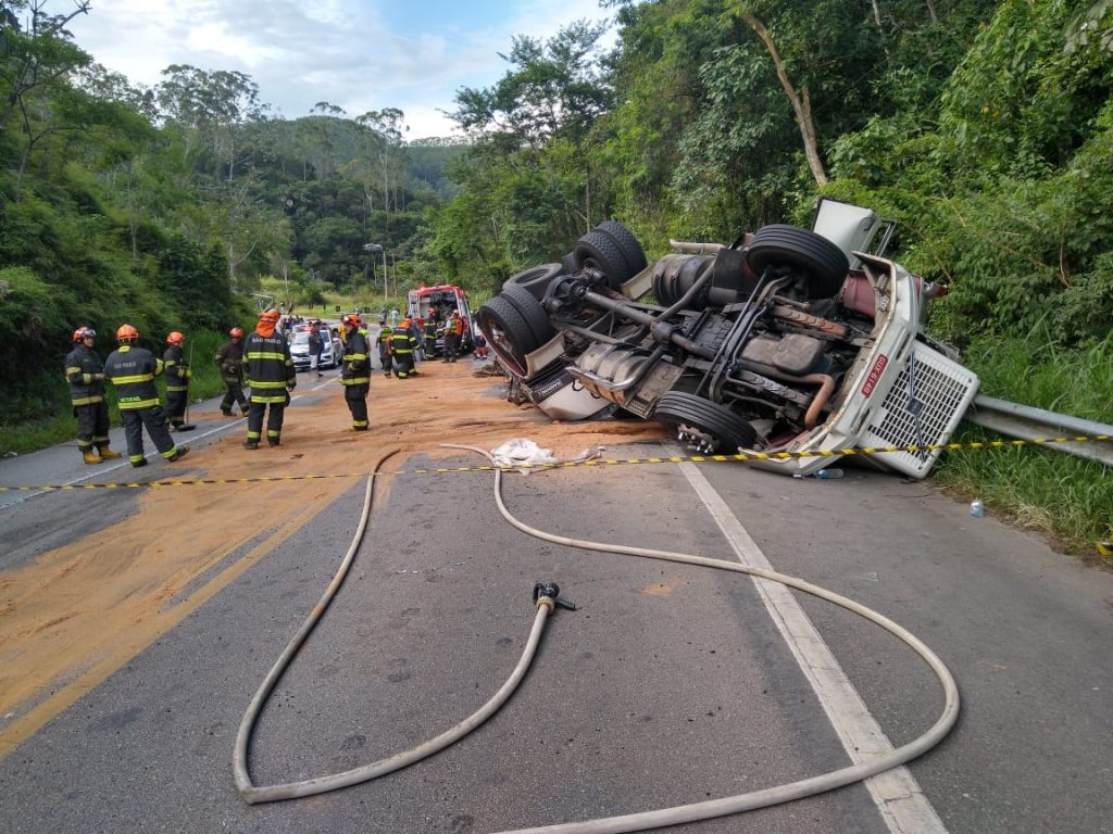 Caminhão capota, atinge três carros e deixa sete feridos na rodovia Floriano Rodrigues Pinheiro 1 rodovia-floriano-rodrigues-pinheiro