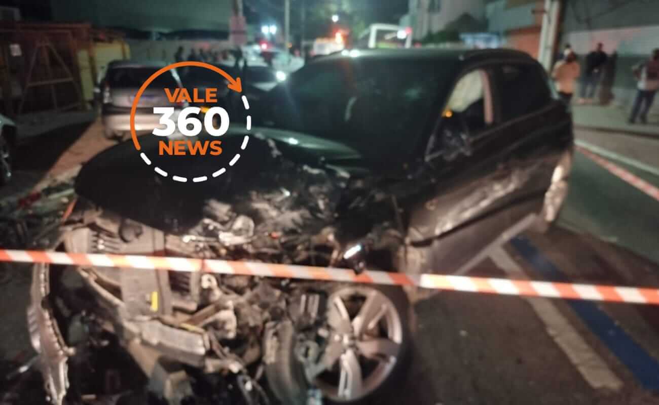 Acidente tem “strike” de carros no centro de São José dos Campos