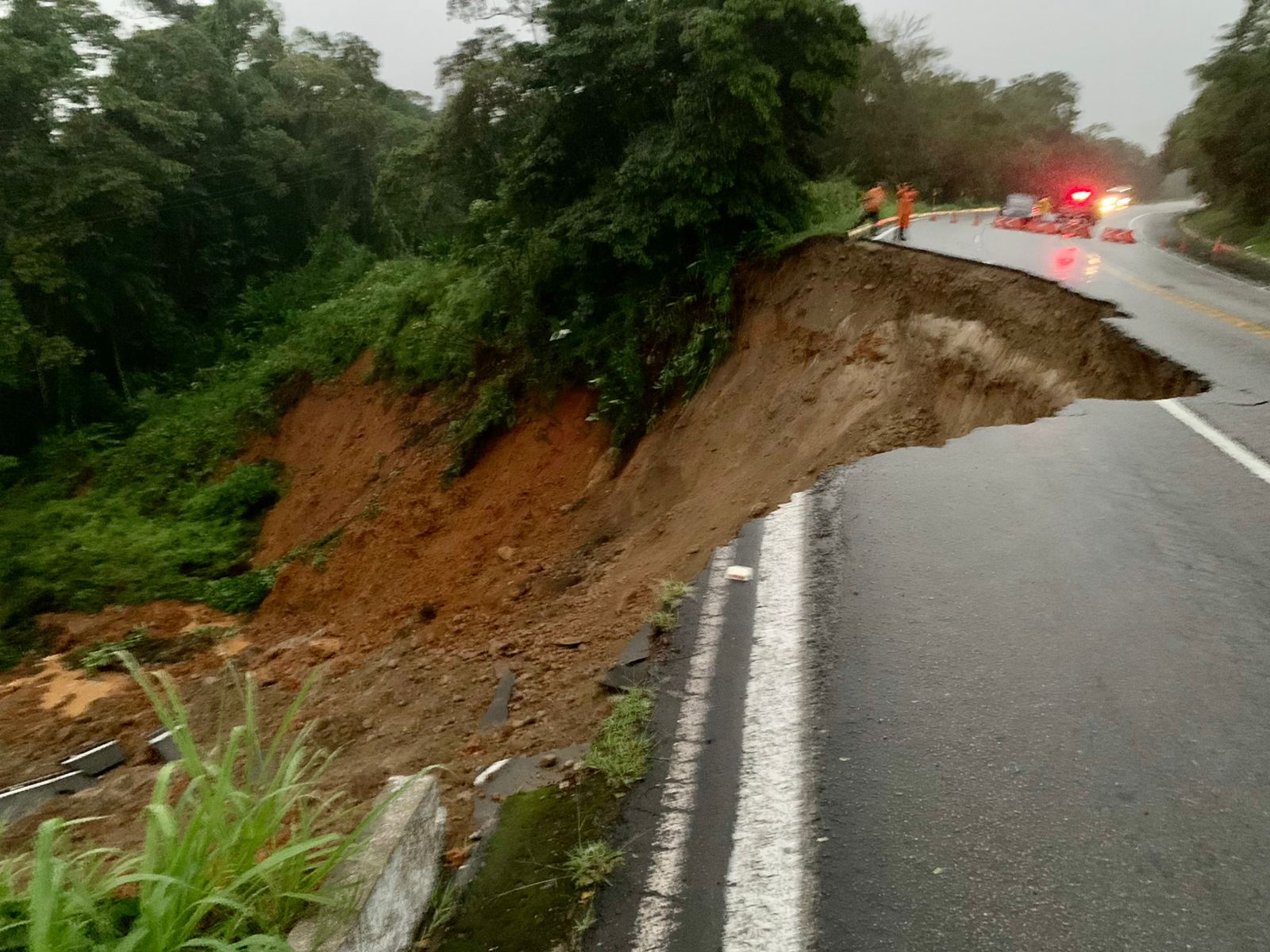 Siga aqui a atualização em relação a interdição da Rodovia Rio-Santos. Há dois trechos interditados em Ubatuba