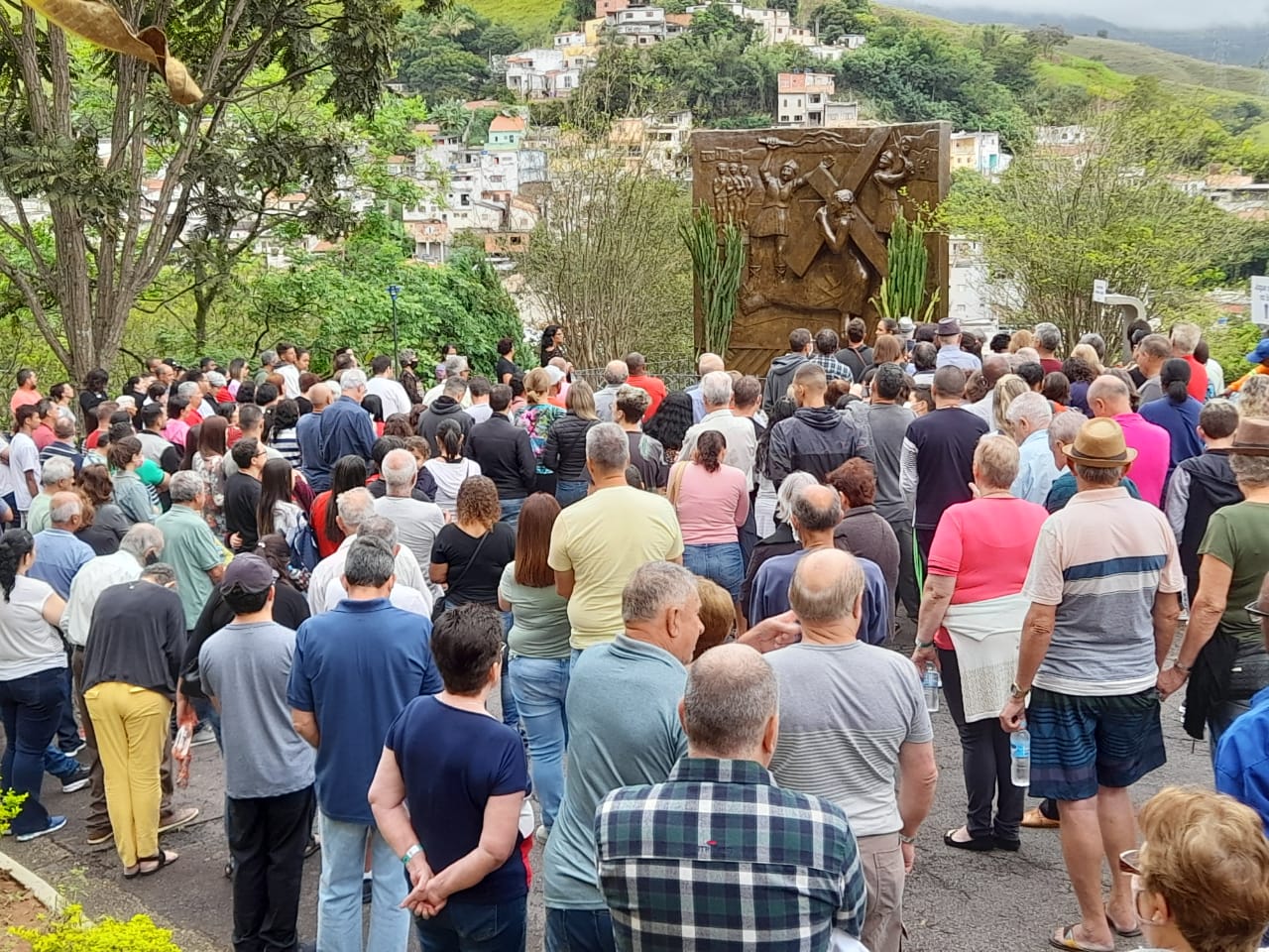 VÍDEO: Depois de dois anos, milhares de fiéis participam da Via Sacra em Aparecida