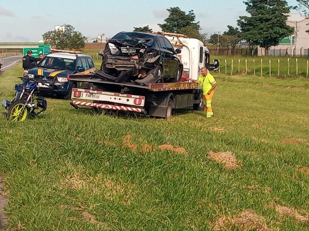 Acidente entre carro x moto deixa motociclista ferido na Via Dutra em Taubaté 1 motociclista-ferido