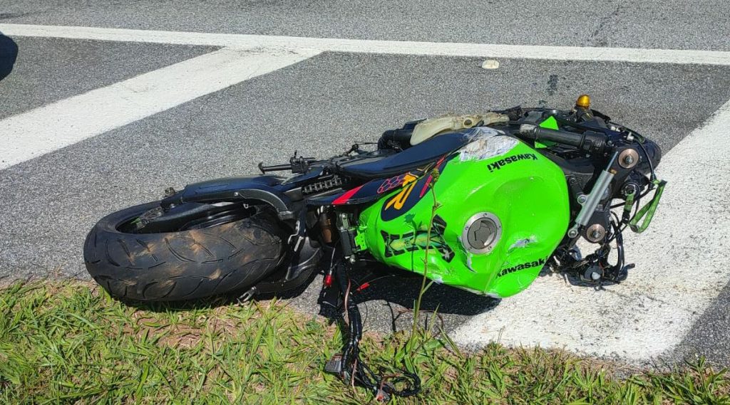 Motociclistas perdem o controle das motos e um morre na alça de acesso da Carvalho Pinto com a Tamoios em SJC 1 motociclistas