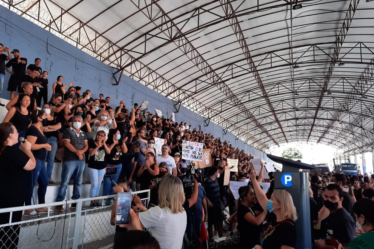 Servidores Municipais de Taubaté protestaram por reajuste de salários e contra aumento da alíquota da Previdência