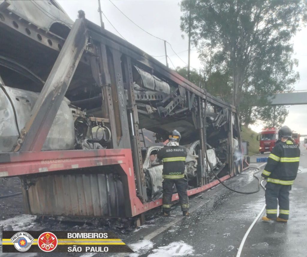 Caminhão-cegonha pega fogo e 8 carros são queimados na Via Dutra em Pindamonhangaba 1 caminhão-cegonha