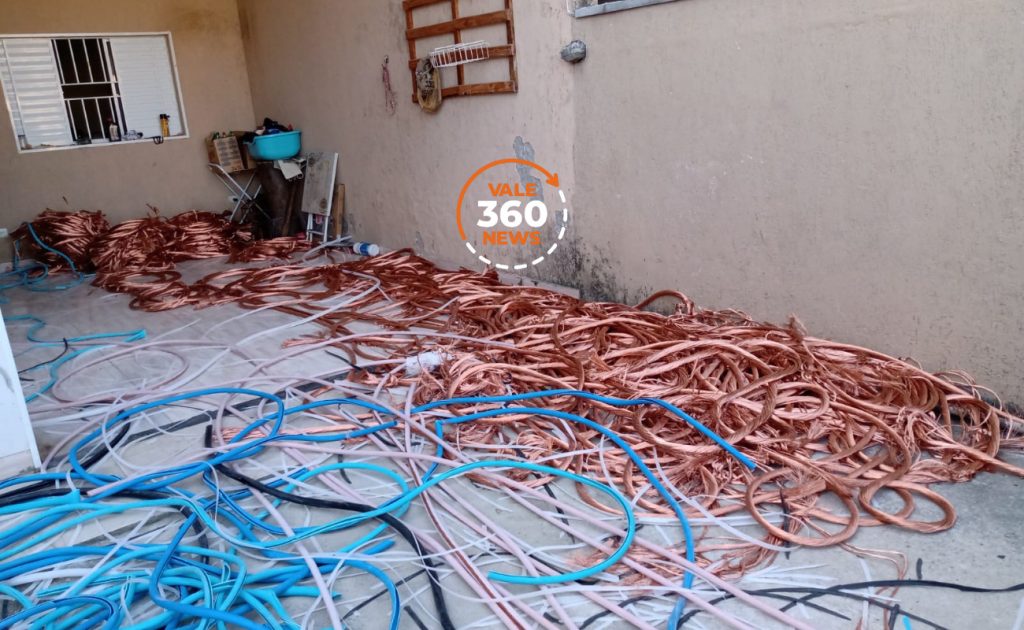 PM de Taubaté apreende 3 toneladas de fios de cobre e um caminhão em uma casa na Vila Rezende 2 Parabens Taubate pelos 376 anos 43