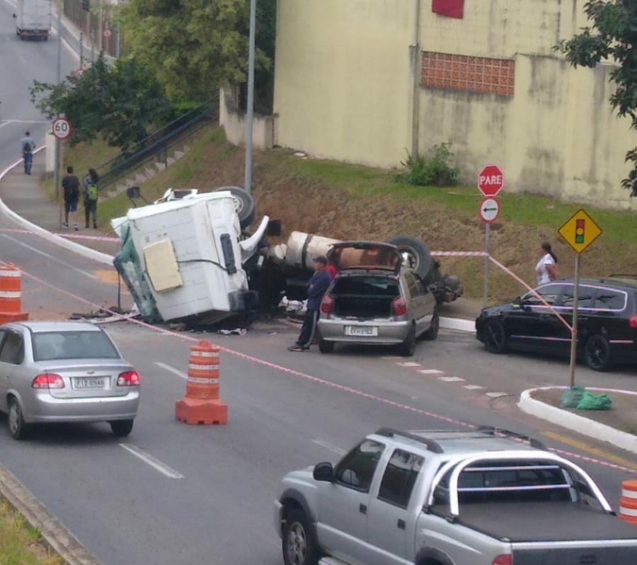 Capotamento de caminhão causa transtornos a moradores da região leste de São José dos Campos