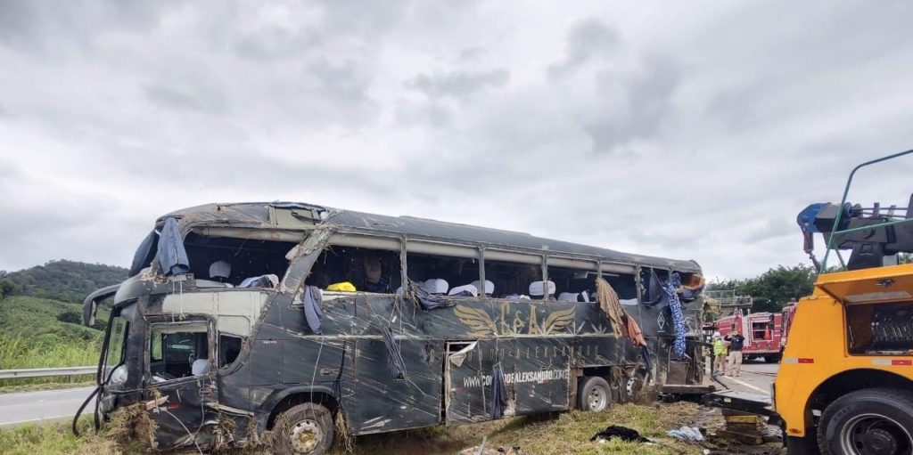 Ônibus de dupla sertaneja que faria show em Santo Antônio do Pinhal sofre acidente. Conrado e Aleksandro estavam no veículo 1 Conrado-e-aleksandro