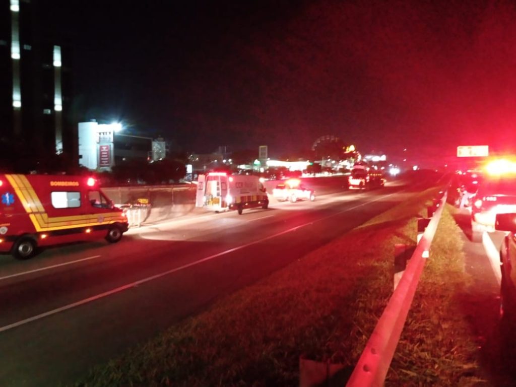Carro é prensado entre dois caminhões, na Via Dutra em SJC, e motorista fica gravemente ferido 2 carro-e-prensado