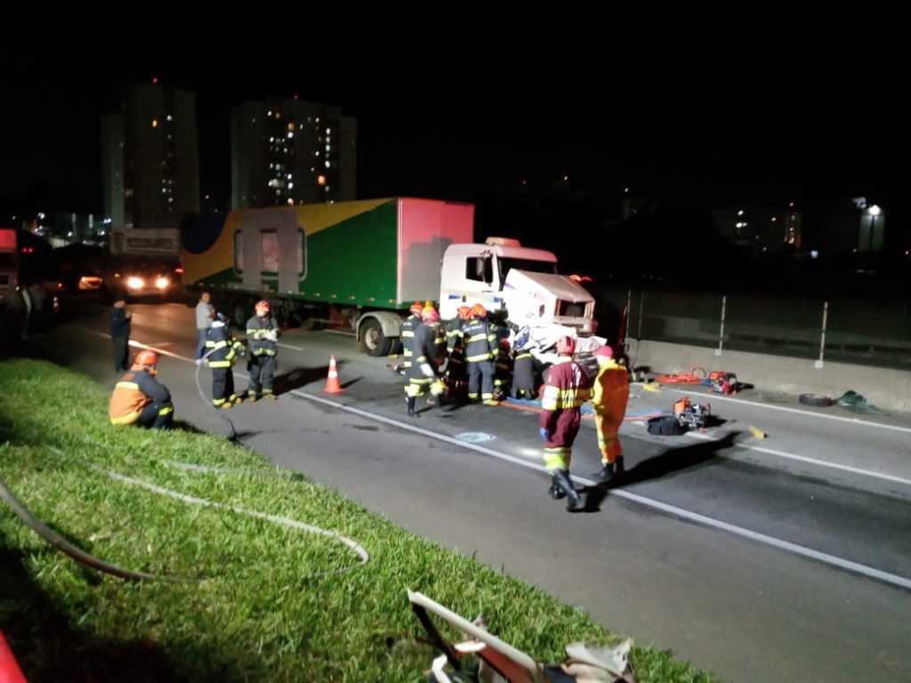 Carro é prensado entre dois caminhões, na Via Dutra em SJC, e motorista fica gravemente ferido 1 carro-e-prensado