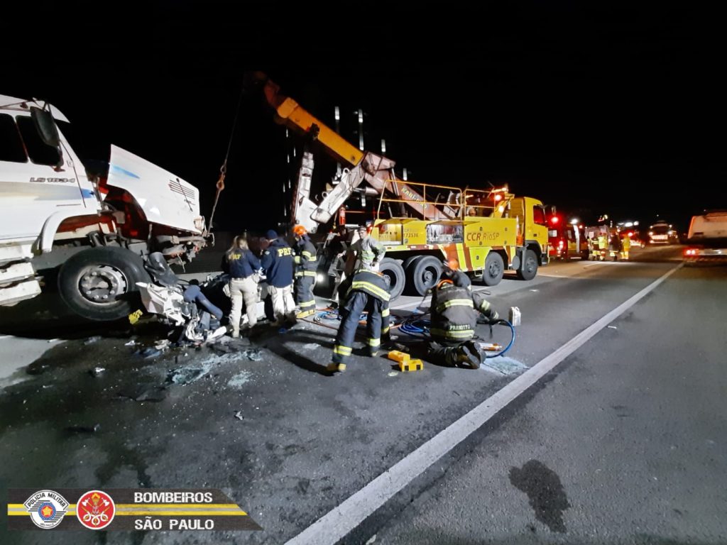 Carro é prensado entre dois caminhões, na Via Dutra em SJC, e motorista fica gravemente ferido 6 WhatsApp Image 2022 05 19 at 22.13.25