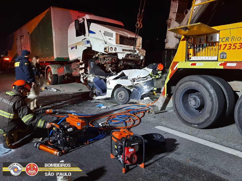 Carro é prensado entre dois caminhões, na Via Dutra em SJC, e motorista fica gravemente ferido 4 carro-prensado