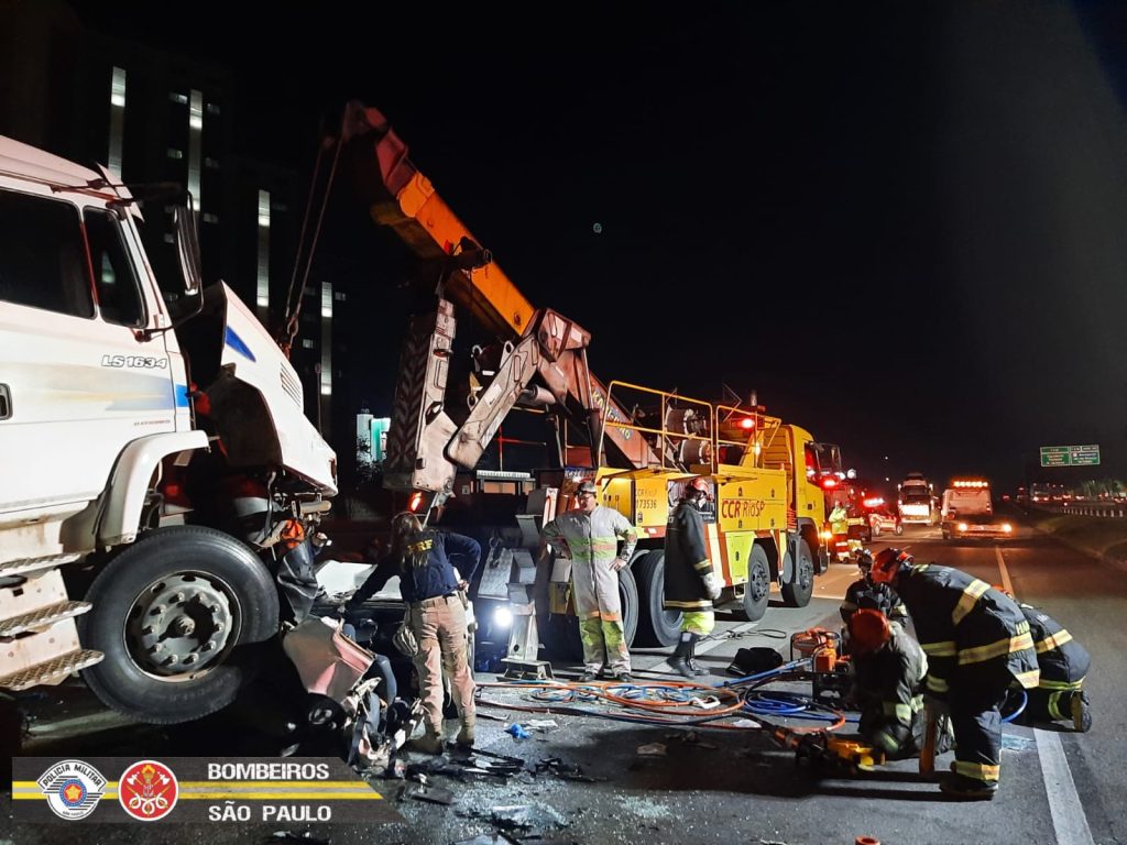 Carro é prensado entre dois caminhões, na Via Dutra em SJC, e motorista fica gravemente ferido 5 WhatsApp Image 2022 05 19 at 22.13.26
