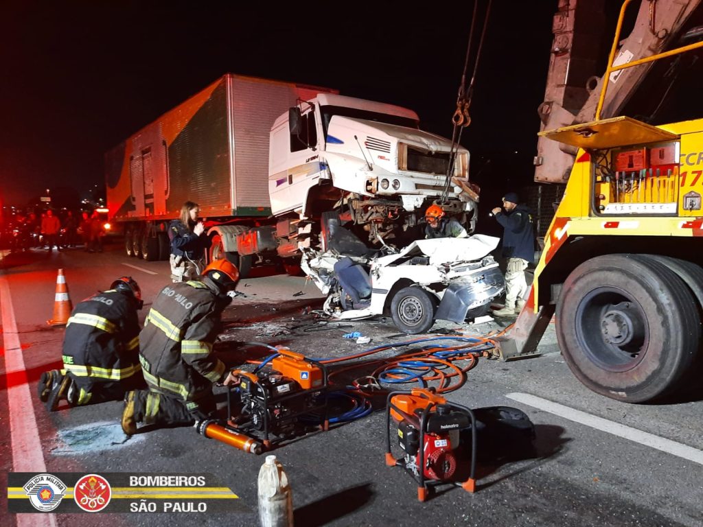Carro é prensado entre dois caminhões, na Via Dutra em SJC, e motorista fica gravemente ferido 3 WhatsApp Image 2022 05 19 at 22.13.27