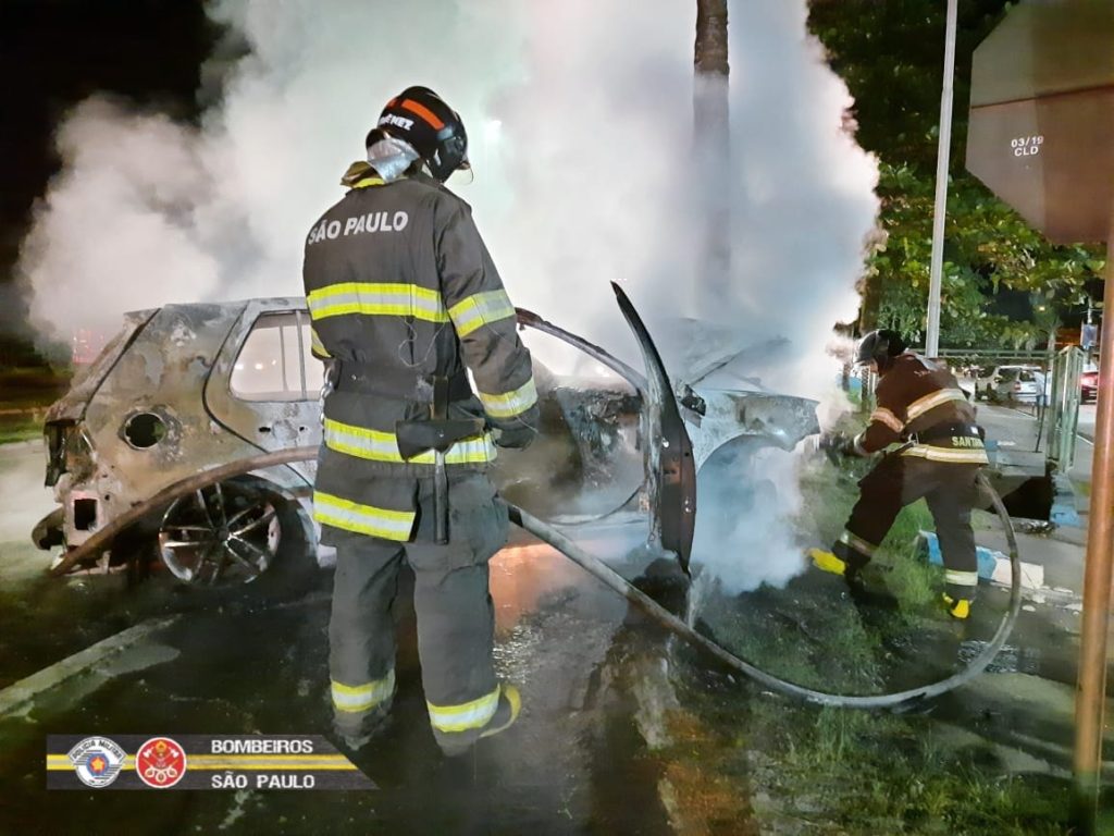 Carro pega fogo ao bater em árvore em São Sebastião. Motorista fica ferido 1 carro-pega-fogo
