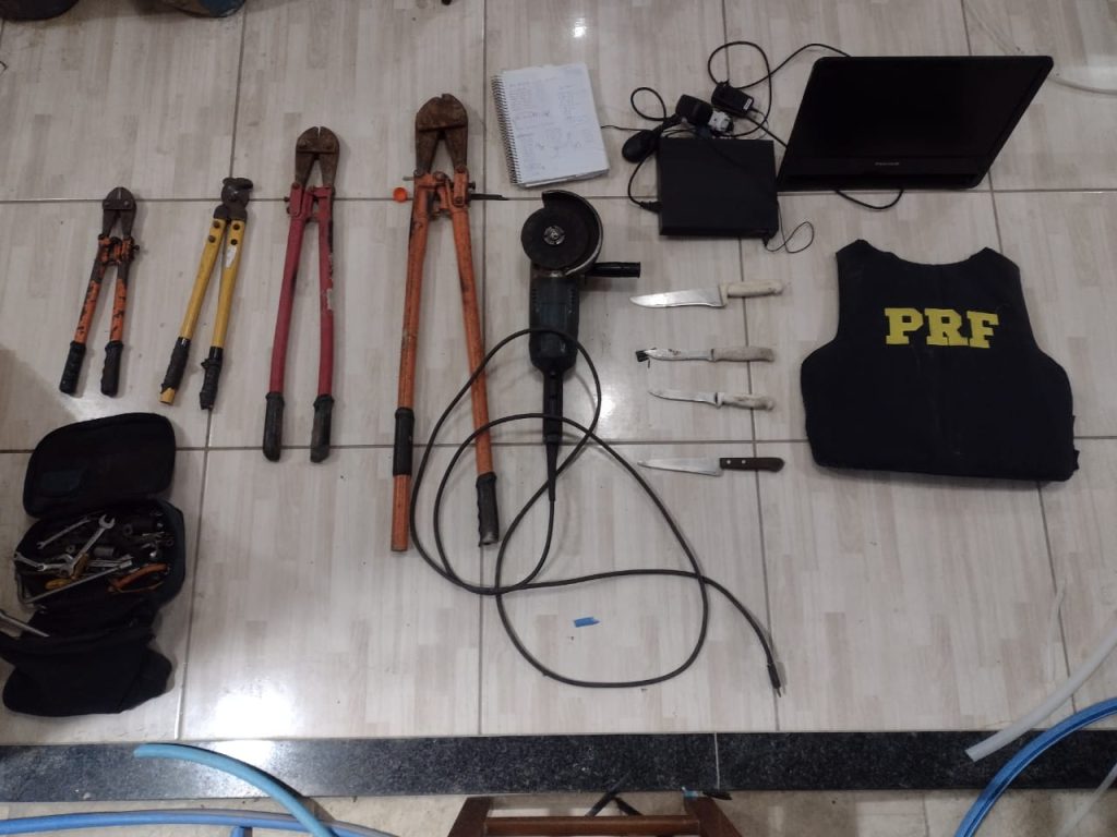 PM de Taubaté apreende 3 toneladas de fios de cobre e um caminhão em uma casa na Vila Rezende 3 fios-de-cobre