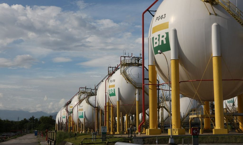 Petrobras alerta que pode faltar diesel, caso preço não seja reajustado 1 petrobras-alerta