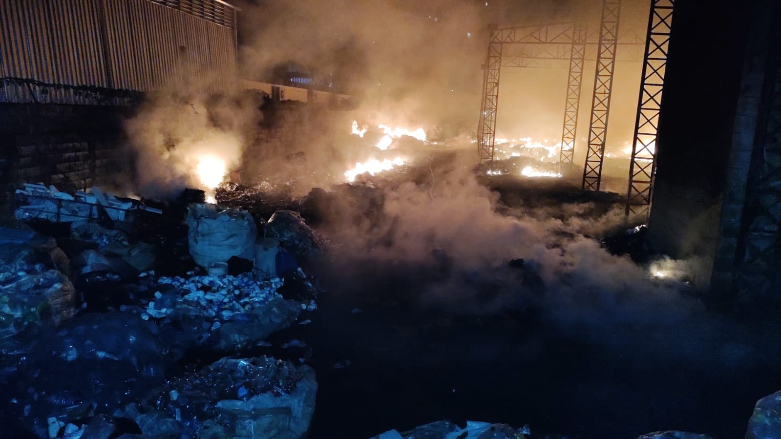 VÍDEO: Bombeiros levam mais de 5 horas para controlar e extinguir incêndio em deposito de recicláveis da Prefeitura de Taubaté