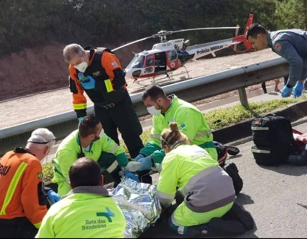 Motos de alta velocidade se chocam na Rodovia D. Pedro I e deixam um morto e dois gravemente feridos