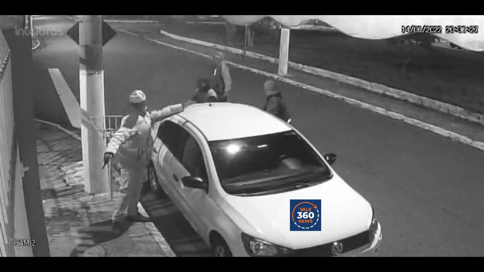Vídeo: Bandidos tentam roubar morador que chegava em casa em Tremembé e vizinhos pedem reforço da polícia devido a saidinha