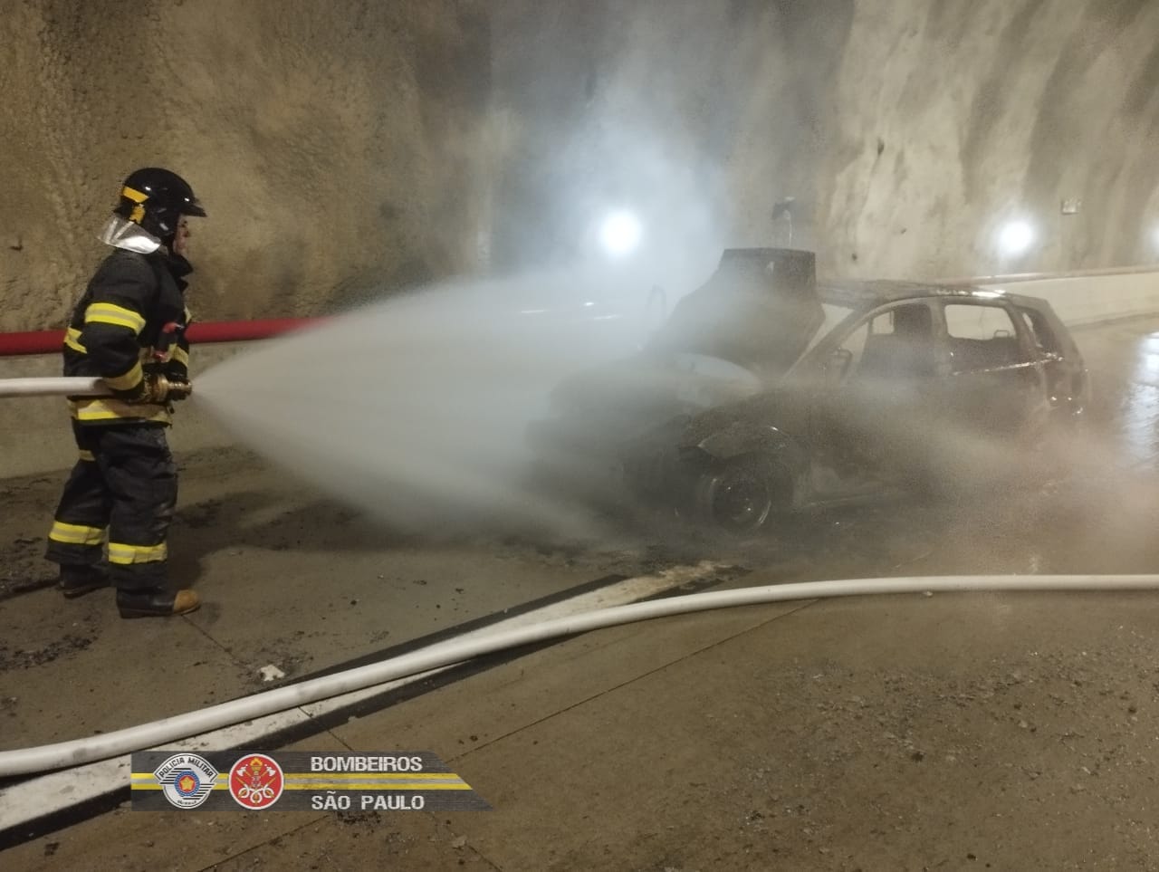 Carro pega fogo dentro de túnel da Tamoios
