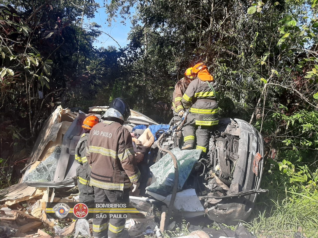 VÍDEO: Furgão capota na rodovia Oswaldo Cruz em Ubatuba e casal morre