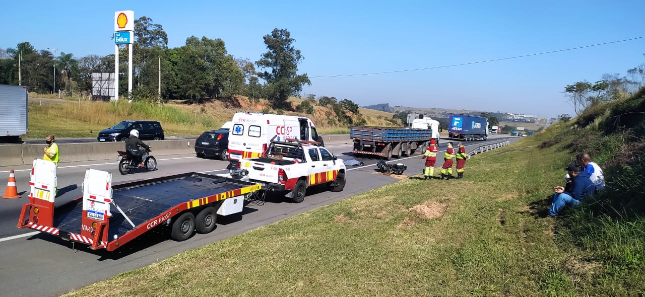 Acidentes em Pindamonhangaba causam caos na Via Dutra e deixam motociclista e caminhoneiro mortos