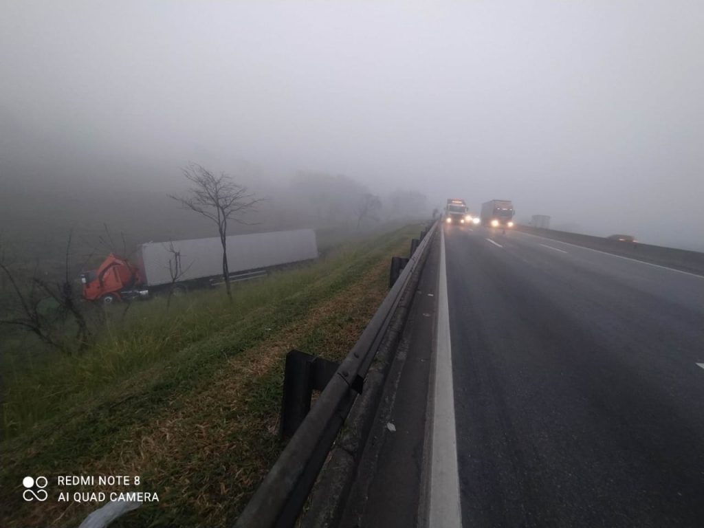Neblina e pane mecânica causam acidente na Via Dutra em Pindamonhangaba 1 neblina