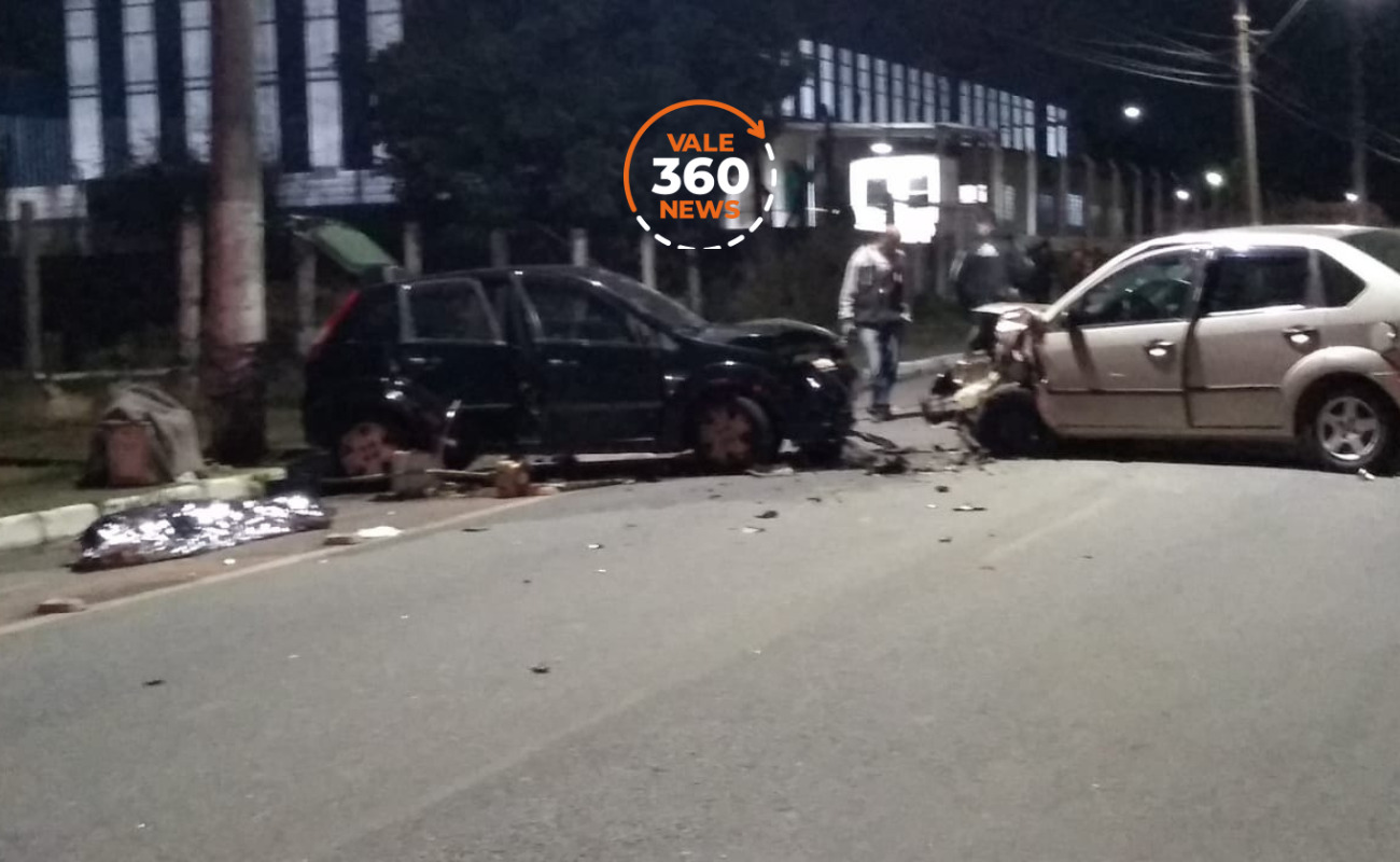 Acidente de carro deixa um morto e quatro feridos na Gurilândia em Taubaté