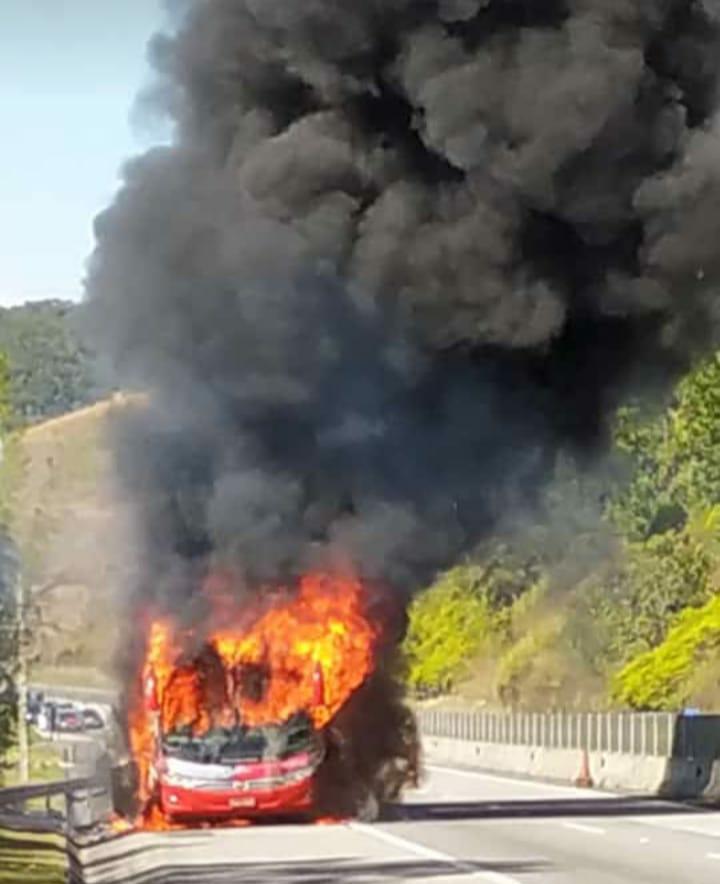 Ônibus pega fogo 