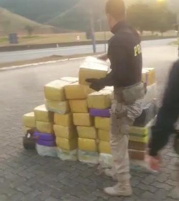 PRF apreende 03 toneladas de maconha na Via Dutra